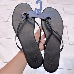 Gap true black faux leather flip flop size 10